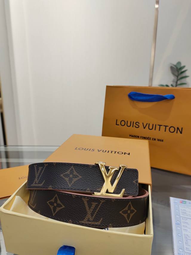 特 Louis Vuitton 路易威登：宽度3.0Cm，经典原单品质，经典印花搭配原版荔枝纹底，原单精品挂扣，雙面都可以戴，精工制作，细节看图，实物拍摄，高端