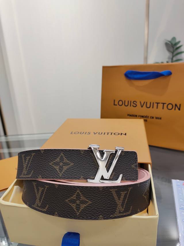 特 Louis Vuitton 路易威登：宽度3.0Cm，经典原单品质，经典印花搭配原版荔枝纹底，原单精品挂扣，雙面都可以戴，精工制作，细节看图，实物拍摄，高端