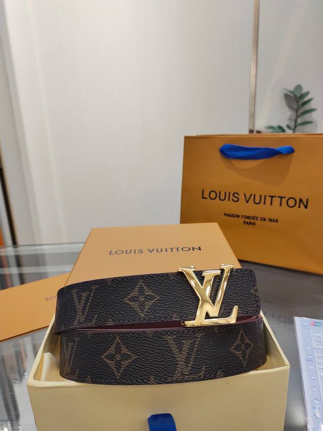 特 Louis Vuitton 路易威登：宽度3.0Cm，经典原单品质，经典印花搭配原版荔枝纹底，原单精品挂扣，雙面都可以戴，精工制作，细节看图，实物拍摄，高端