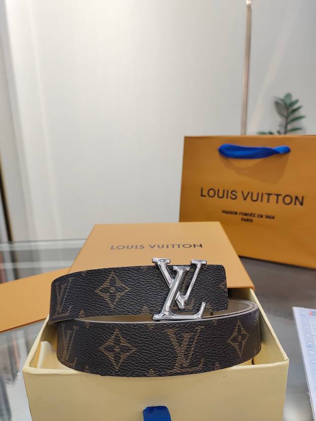 特 Louis Vuitton 路易威登：宽度3.0Cm，经典原单品质，经典印花搭配原版荔枝纹底，原单精品挂扣，雙面都可以戴，精工制作，细节看图，实物拍摄，高端