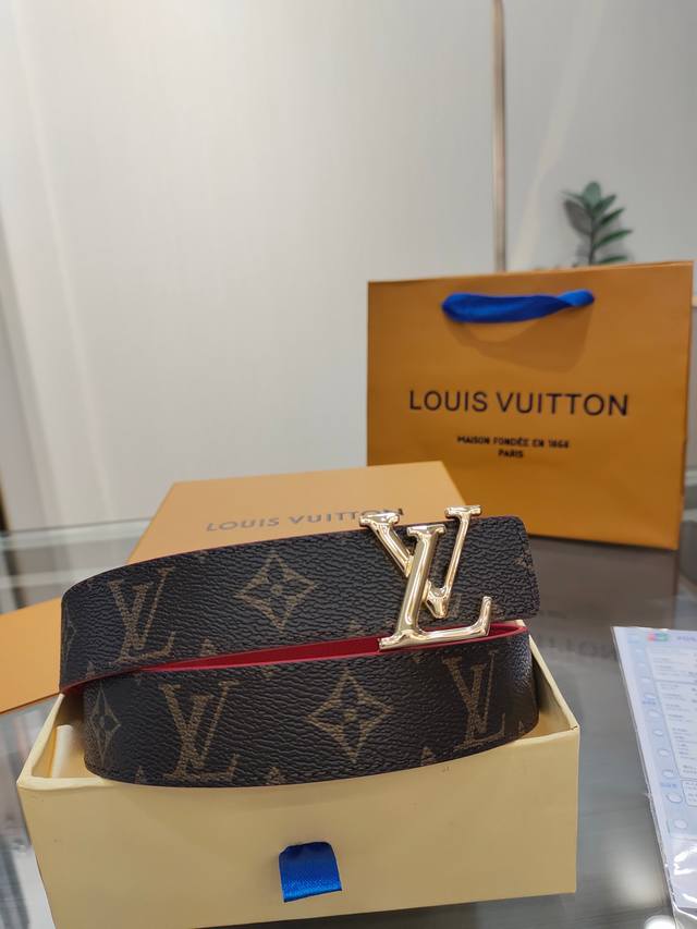 特 Louis Vuitton 路易威登：宽度3.0Cm，经典原单品质，经典印花搭配原版荔枝纹底，原单精品挂扣，雙面都可以戴，精工制作，细节看图，实物拍摄，高端