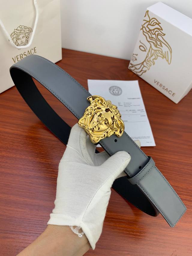 特 3.8Cm Versace 范思哲 新款平纹皮底 双面头层 ：手感柔软、此款腰带配有醒目的美杜莎头像搭扣，可为任何造型增添几分立体雅致效果。