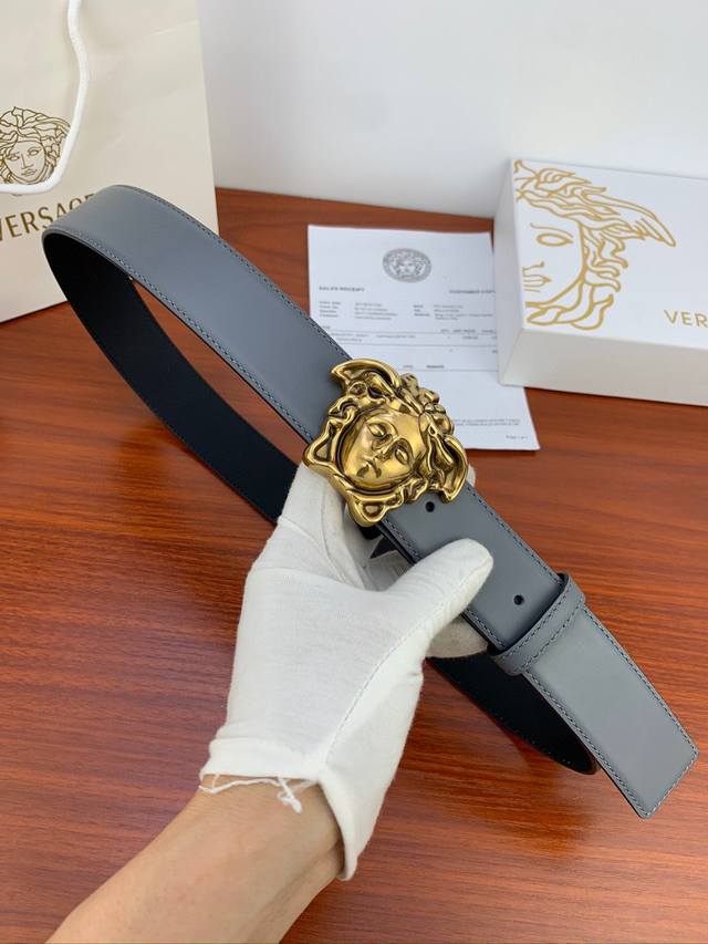 特 3.8Cm Versace 范思哲 新款平纹皮底 双面头层 ：手感柔软、此款腰带配有醒目的美杜莎头像搭扣，可为任何造型增添几分立体雅致效果。