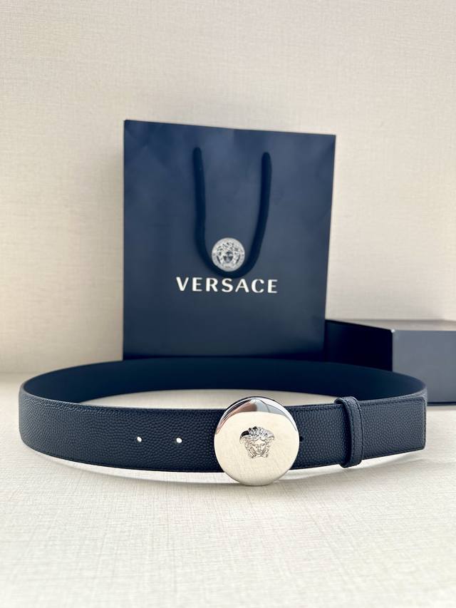 特 宽度4.0Cm Versace 范思哲 此款柔软的皮带饰3D美杜莎腰带扣，可搭配正装或休闲牛仔装。