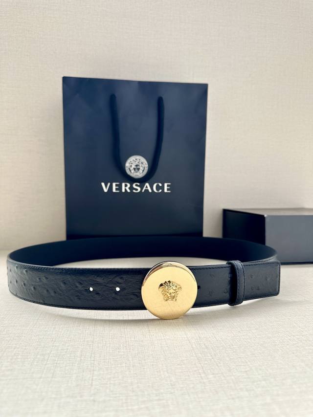 特 宽度4.0Cm Versace 范思哲 此款柔软的皮带饰3D美杜莎腰带扣，可搭配正装或休闲牛仔装。