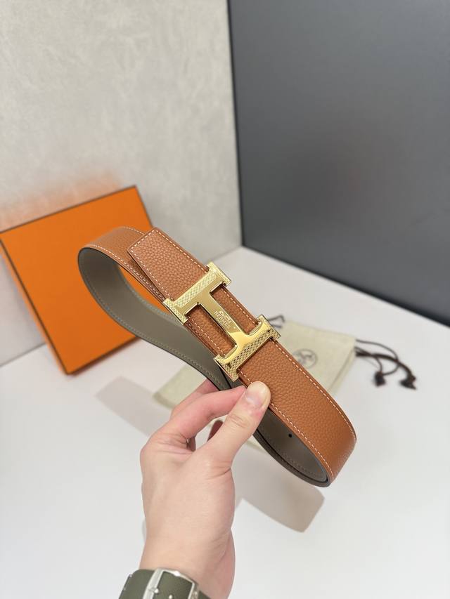 特 爱马仕 HermèS 男款腰带以其精湛的工艺、高品质的材料和经典的设计而备受推崇，是男士时尚配饰中的顶级选择。最具标志性的设计是带有“H”标志的扣头，简约大