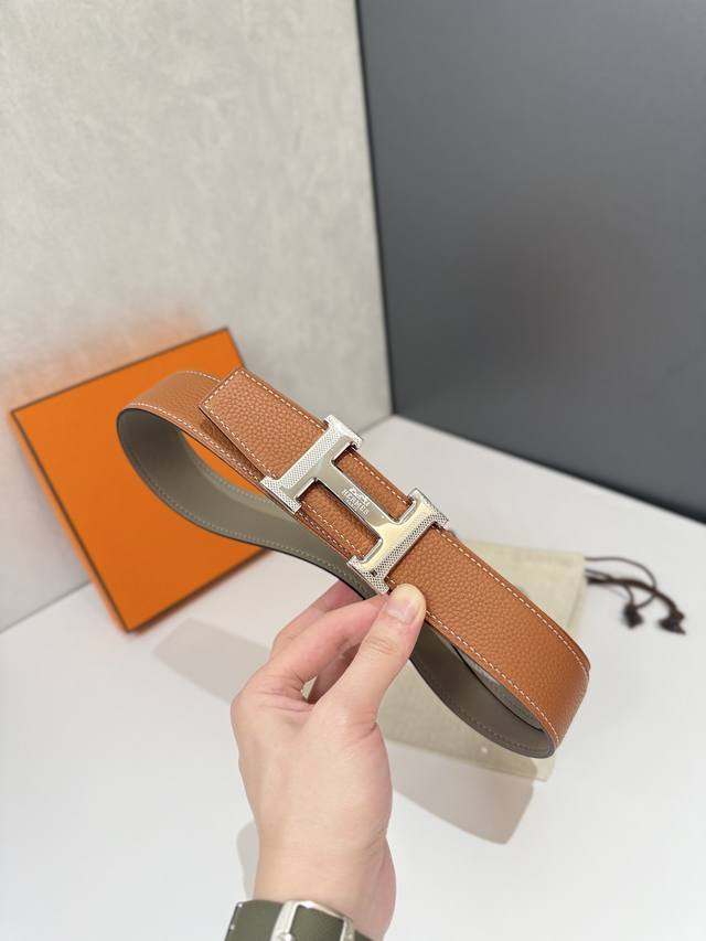 特 爱马仕 HermèS 男款腰带以其精湛的工艺、高品质的材料和经典的设计而备受推崇，是男士时尚配饰中的顶级选择。最具标志性的设计是带有“H”标志的扣头，简约大