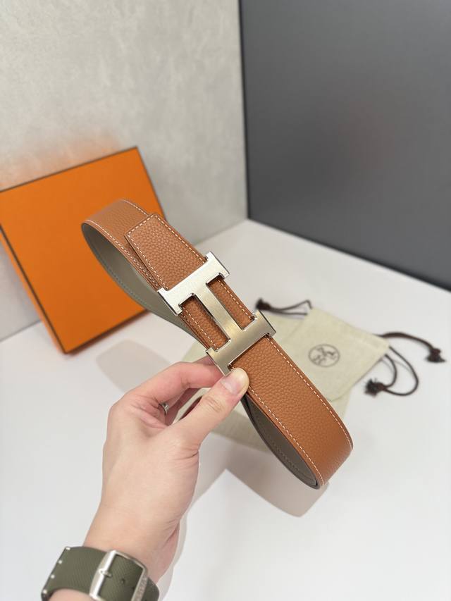 特 爱马仕 HermèS 男款腰带以其精湛的工艺、高品质的材料和经典的设计而备受推崇，是男士时尚配饰中的顶级选择。最具标志性的设计是带有“H”标志的扣头，简约大