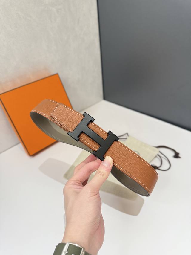 特 爱马仕 HermèS 男款腰带以其精湛的工艺、高品质的材料和经典的设计而备受推崇，是男士时尚配饰中的顶级选择。最具标志性的设计是带有“H”标志的扣头，简约大