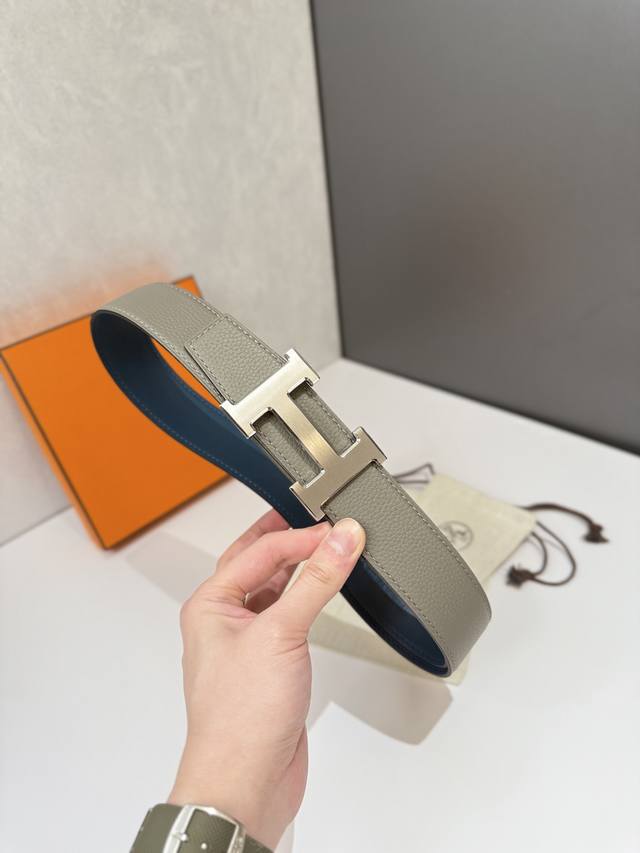 特 爱马仕 HermèS 男款腰带以其精湛的工艺、高品质的材料和经典的设计而备受推崇，是男士时尚配饰中的顶级选择。最具标志性的设计是带有“H”标志的扣头，简约大