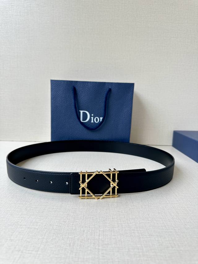 特 Dior 宽度3.5Cm 这款不锈钢金属腰带扣、是季节男装系列新品，展现 Dior 经典的藤格纹图案。可与各式35毫米腰带搭配，彰显经典风格。