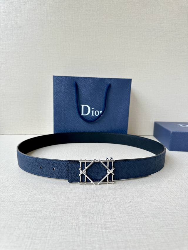 特 Dior 宽度3.5Cm 这款不锈钢金属腰带扣、是季节男装系列新品，展现 Dior 经典的藤格纹图案。可与各式35毫米腰带搭配，彰显经典风格。