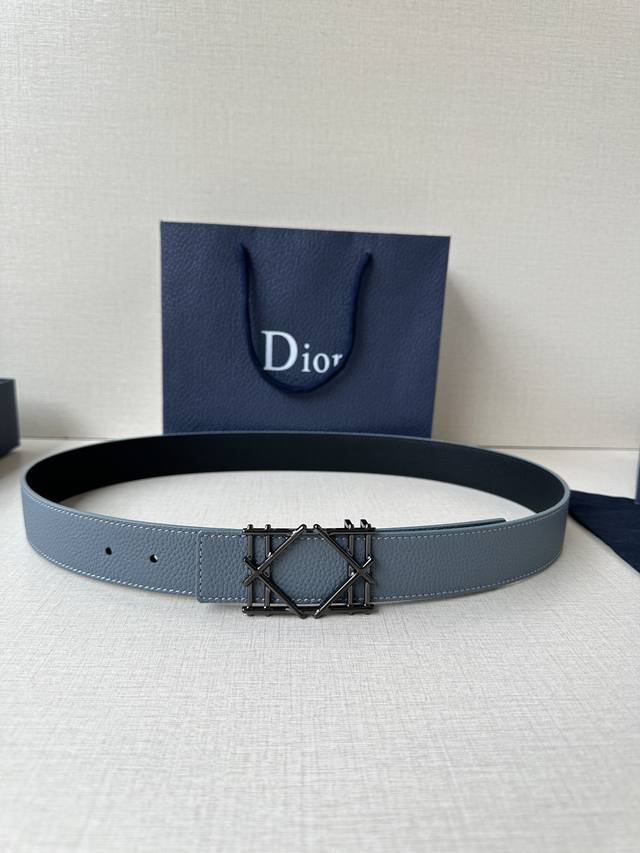 特 Dior 宽度3.5Cm 这款不锈钢金属腰带扣、是季节男装系列新品，展现 Dior 经典的藤格纹图案。可与各式35毫米腰带搭配，彰显经典风格。