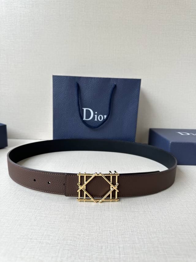 特 Dior 宽度3.5Cm 这款不锈钢金属腰带扣、是季节男装系列新品，展现 Dior 经典的藤格纹图案。可与各式35毫米腰带搭配，彰显经典风格。