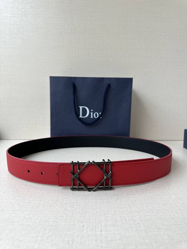 特 Dior 宽度3.5Cm 这款不锈钢金属腰带扣、是季节男装系列新品，展现 Dior 经典的藤格纹图案。可与各式35毫米腰带搭配，彰显经典风格。