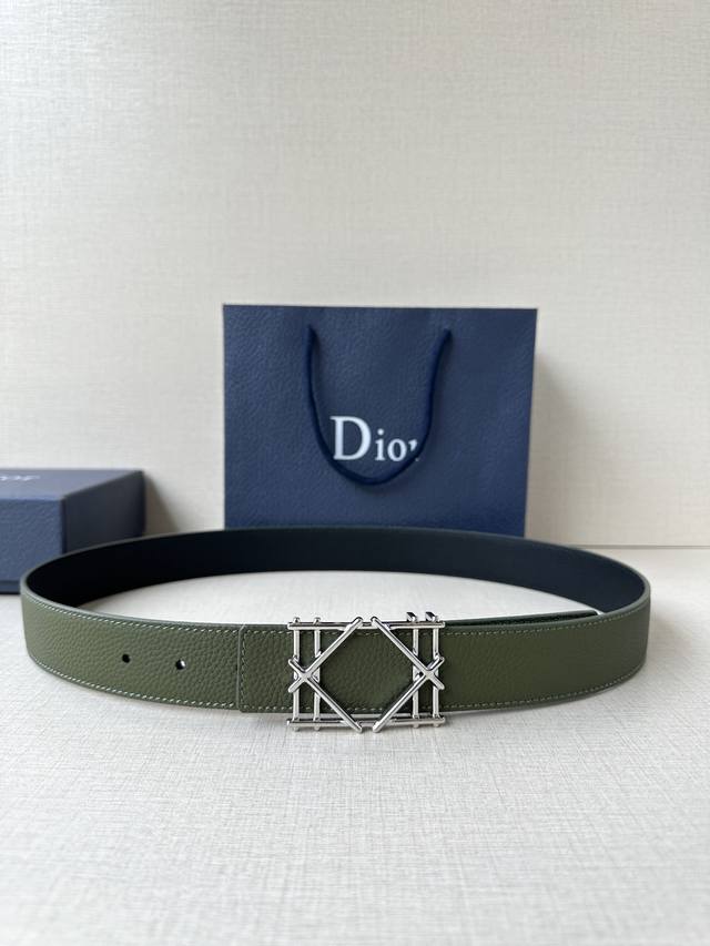 特 Dior 宽度3.5Cm 这款不锈钢金属腰带扣、是季节男装系列新品，展现 Dior 经典的藤格纹图案。可与各式35毫米腰带搭配，彰显经典风格。