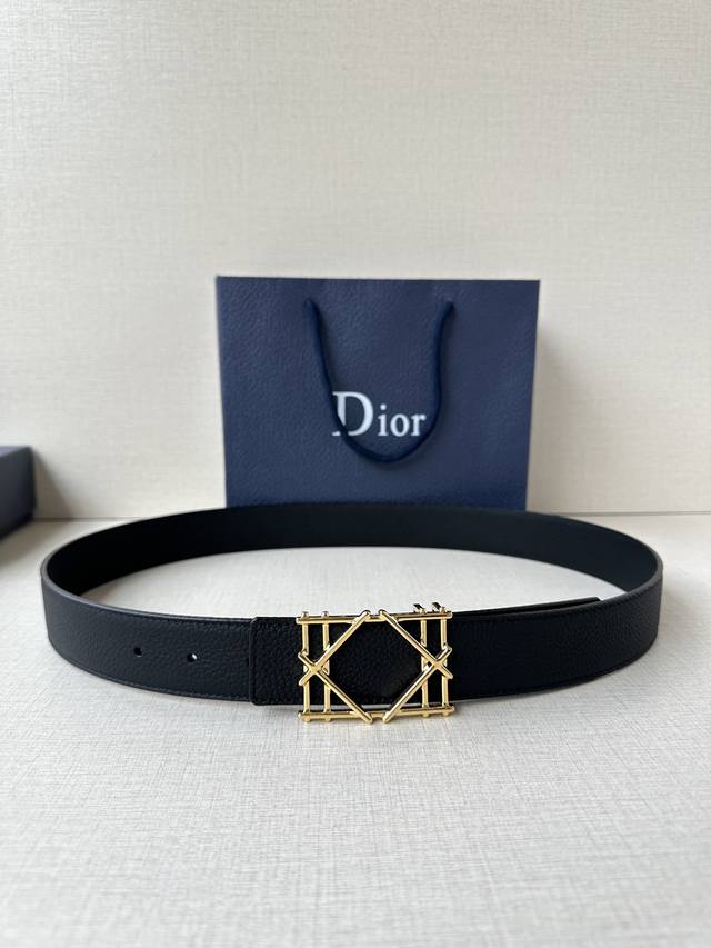 特 Dior 宽度3.5Cm 这款不锈钢金属腰带扣、是季节男装系列新品，展现 Dior 经典的藤格纹图案。可与各式35毫米腰带搭配，彰显经典风格。