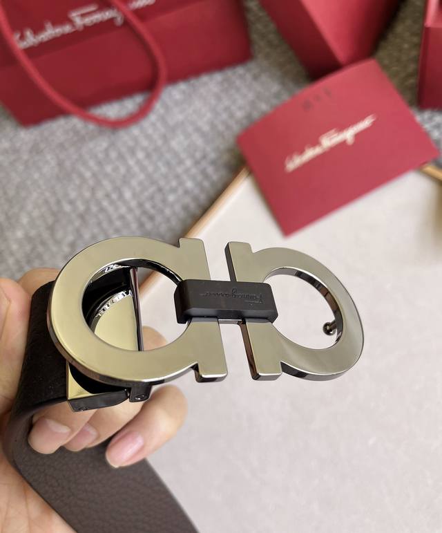 特 Ferragamo菲拉格慕 皮帶腰帶 將摩登設計與精湛的手工技藝完美結合；打造出風格華貴典雅，實用性和款式並重；手感柔軟舒中，3.5Cm寬 搭配最新原版真空