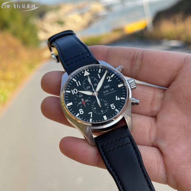 皮带透： -皮带密： 钢带密： -钢带透： Tw新品！ Iwc 万国飞行员系列Iw377701. 1.腕表采用玫高科技镀金，做工成熟，线条清晰而富有立体感，颜色