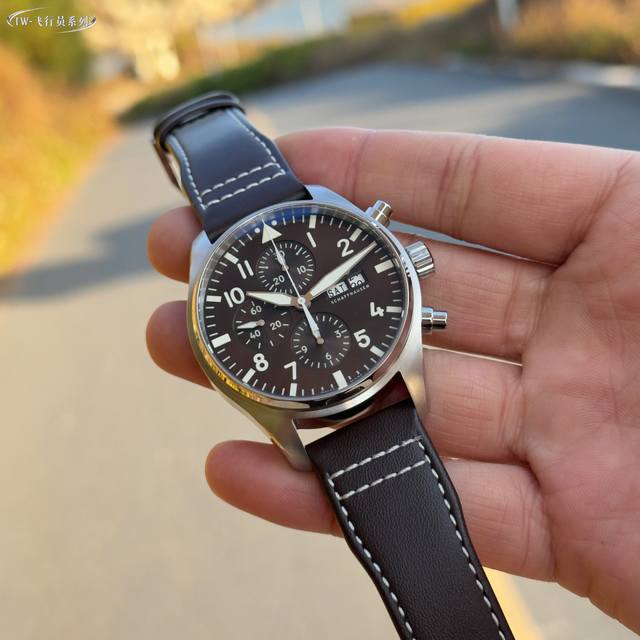 皮带透： -皮带密： 钢带密： -钢带透： Tw新品！ Iwc 万国飞行员系列Iw377701. 1.腕表采用玫高科技镀金，做工成熟，线条清晰而富有立体感，颜色