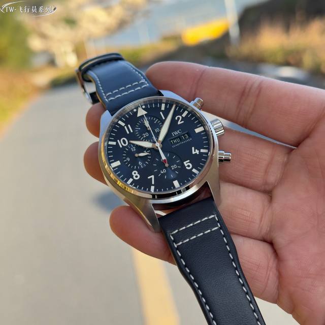 皮带透： -皮带密： 钢带密： -钢带透： Tw新品！ Iwc 万国飞行员系列Iw377701. 1.腕表采用玫高科技镀金，做工成熟，线条清晰而富有立体感，颜色