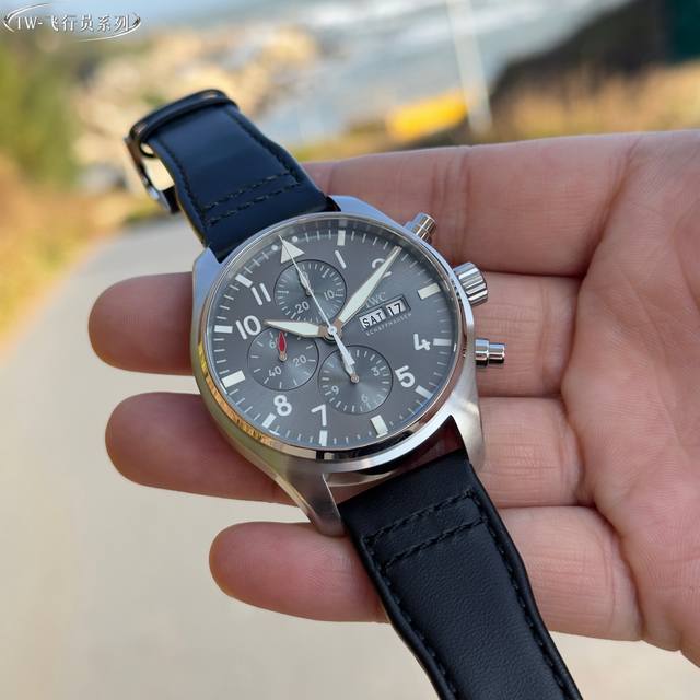 皮带透： -皮带密： 钢带密： -钢带透： Tw新品！ Iwc 万国飞行员系列Iw377701. 1.腕表采用玫高科技镀金，做工成熟，线条清晰而富有立体感，颜色