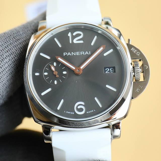 白 金 V7厂迪丽热巴同款超薄小尺寸 沛纳海-Panerai Luminor Due系列 机芯采用海欧自动机械机芯 表径:42Mm 整个壳身厚度得以降低近四成！ - 点击图像关闭