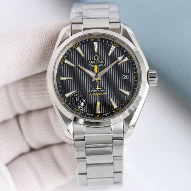 白 -金 Vs海马：绝佳之选 海马150米 Aqua Terra 天文台 41Mm 1:旋入式 凸雕技术 表冠 全新 “圆椎形”设计，更方便调试。 2:侧面拉丝