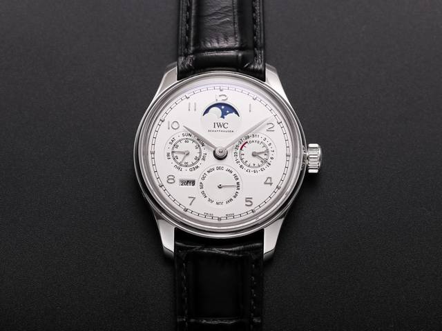 Sj出品 白壳 金壳 钻50 V9 Iwc 万国 葡萄牙系列 D05 真万年历，复刻界第一支万年历万国，采用进口大精工作为基础机芯升级为52610机芯副本，不但