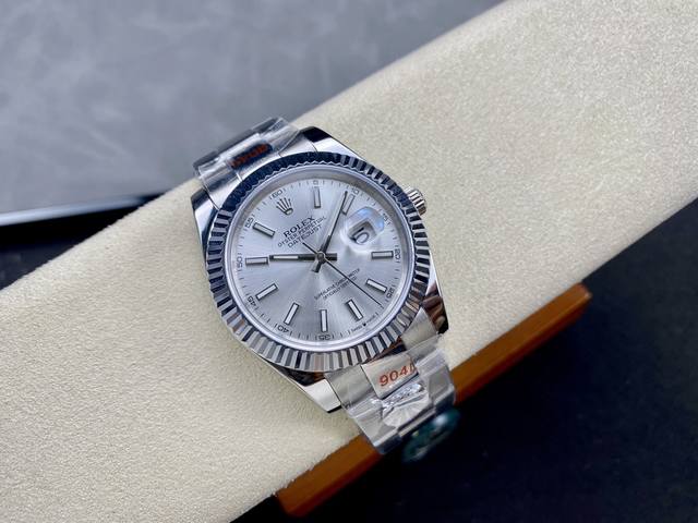 劳力士Rolex 单历 日志型系列 41Mm 直径 41Mm 机芯 搭载全自动机械机芯 圈口 劳力士Ringcommand三角坑纹 光圈 镜面 防刮蓝宝石玻璃镜