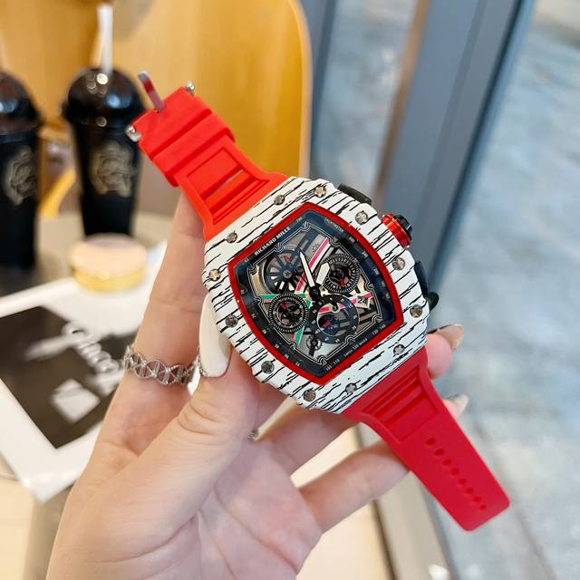 真六针多功能跑秒恒时走 Richard Mille 理查德米勒 霸道大气上档次男士时尚腕表 搭载进口石英机芯 纯手功打造 奢华高雅的字面雕纹设计 原装进口橡胶表