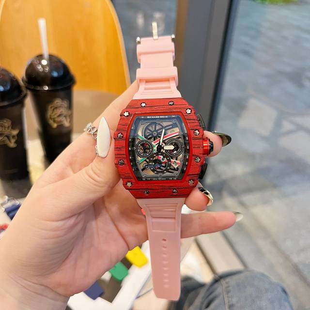 真六针多功能跑秒恒时走 Richard Mille 理查德米勒 霸道大气上档次男士时尚腕表 搭载进口石英机芯 纯手功打造 奢华高雅的字面雕纹设计 原装进口橡胶表