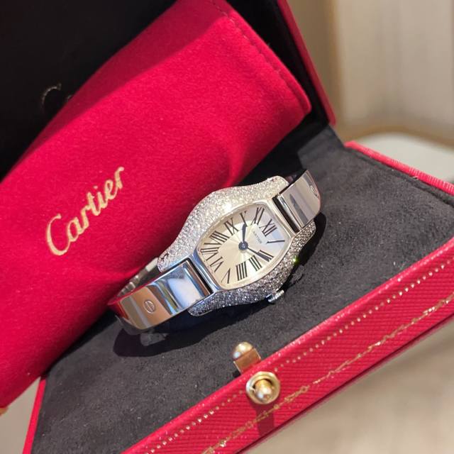 光圈白壳 ，钻圈 ，金50 卡地亚酒桶系列 Cartier Tonneau 是卡地亚品牌历史上极具标志性的腕表系列之一，诞生于1906年。其独特的酒桶形表壳设计