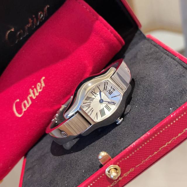 光圈白壳 ，钻圈 ，金50 卡地亚酒桶系列 Cartier Tonneau 是卡地亚品牌历史上极具标志性的腕表系列之一，诞生于1906年。其独特的酒桶形表壳设计