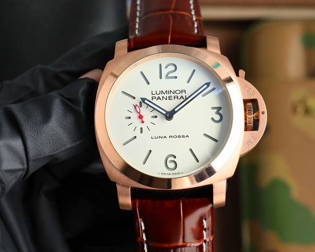 沛纳海 Panerai 弧型镀膜玻璃 44Mm*16Mm 胶表带搭配原装针扣 全自动机械 一款来自硬汉的手表