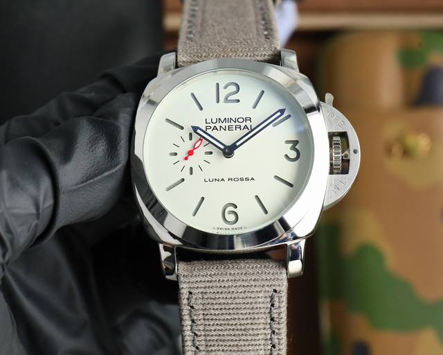 沛纳海 Panerai 弧型镀膜玻璃 44Mm*16Mm 胶表带搭配原装针扣 全自动机械 一款来自硬汉的手表