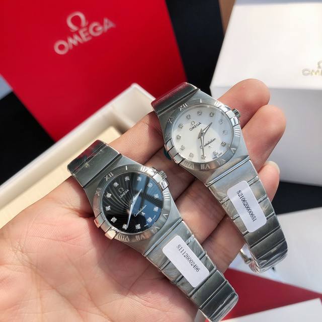 现货 欧米伽 Omega 星座系列石英女表 表盘直径27Mm 。机芯采用原装机芯同产地瑞士原装石英机芯 镜面采用德国进口蓝宝石高强度防刮花玻璃 。镶嵌12颗Vs