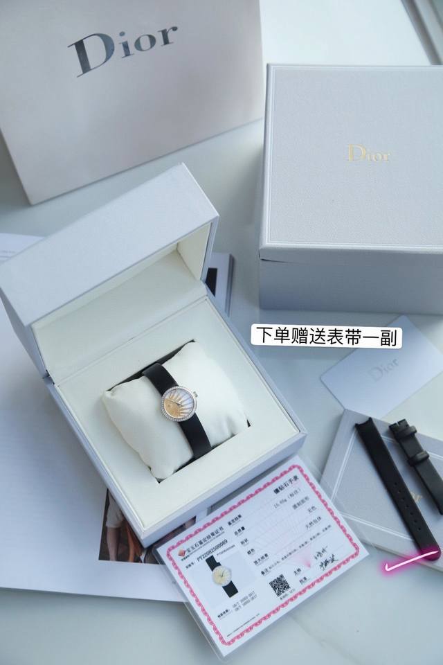 特 。迪奥La D De Dior 系列石英腕表，三色可选，分别精钢太阳图案贝母盘、精钢黑玛瑙盘、18K包金黑玛瑙盘。秀气表径25Mm，体现Dior迪奥珠宝精神