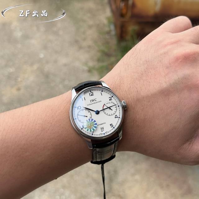 Zf副本』 金+50万国-Iwc葡萄牙系列年历腕表，集时分针、日期、星期、月份和动显于一身。 表壳 腕表尺寸44Mmx15M，厚度适中，弧形表圈圆润自然，抛光打