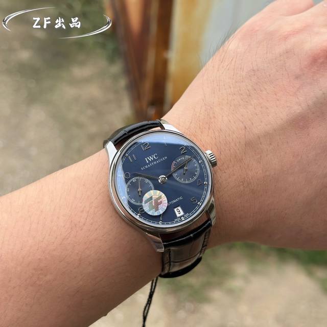 Zf副本』 金+50万国-Iwc葡萄牙系列年历腕表，集时分针、日期、星期、月份和动显于一身。 表壳 腕表尺寸44Mmx15M，厚度适中，弧形表圈圆润自然，抛光打