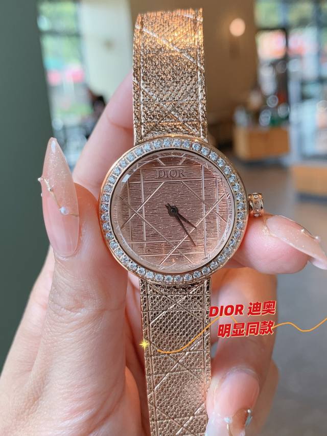 金白同价 迪奥La D My Dior Cd04111X1248Cd04115X1251系列腕表。优美的弧线设计，搭配两枚利落指针、便以其极简之风，成为迪奥的标