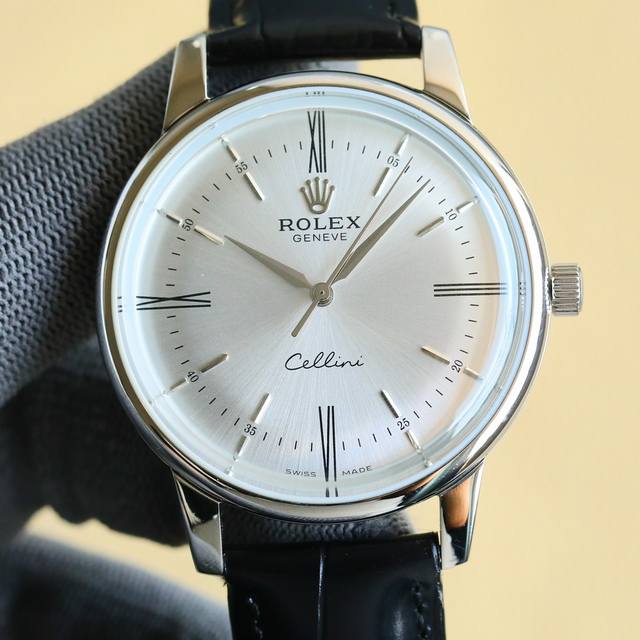 白 -金玫 。Rolex劳力士 .一块彰显绅士风度，适合参加各种活动场合的不二之选的男士腕表 搭载着精准稳定的9015进口机芯.每小时振频28800次，零返修质