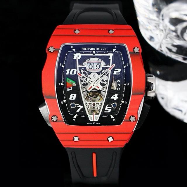 Richard Mille 理查米尔 Rm40-01 这是瑞士高端腕表品牌Richard Mille与迈凯伦联合推出的第三款腕表，意义非凡。这款腕表在设计上从S