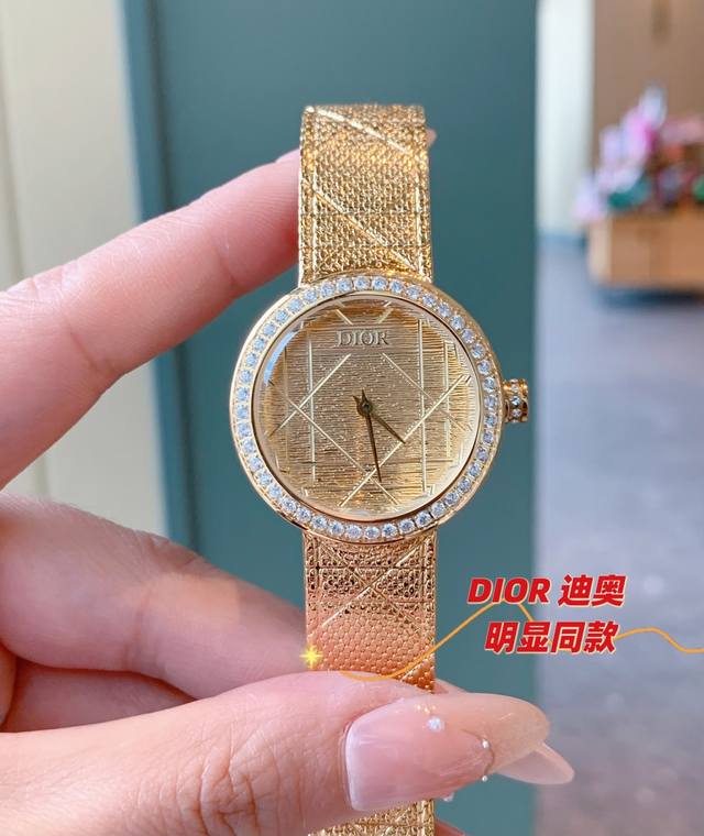 迪奥La D My Dior Cd04111X1248Cd04115X1251系列腕表。优美的弧线设计，搭配两枚利落指针、便以其极简之风，成为迪奥的标志性作品之 - 点击图像关闭