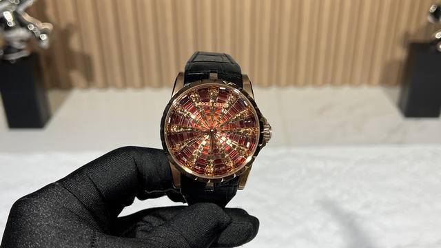 罗杰杜彼Roger Dubuis Excalibur王者系列系列腕表 圆桌骑士表壳腕表尺寸45Mmx15.7Mm。突破市场之前所有版本，修正不足之处，精益求精，