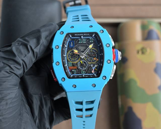 理查德 米勒 Richardmille Rm碳纤维壳全自动机械机芯 40X50X16Mm 蓝光镜面 独特镂空表盘 夜光表盘指针 橡胶或尼龙表带折叠扣 循规蹈矩？