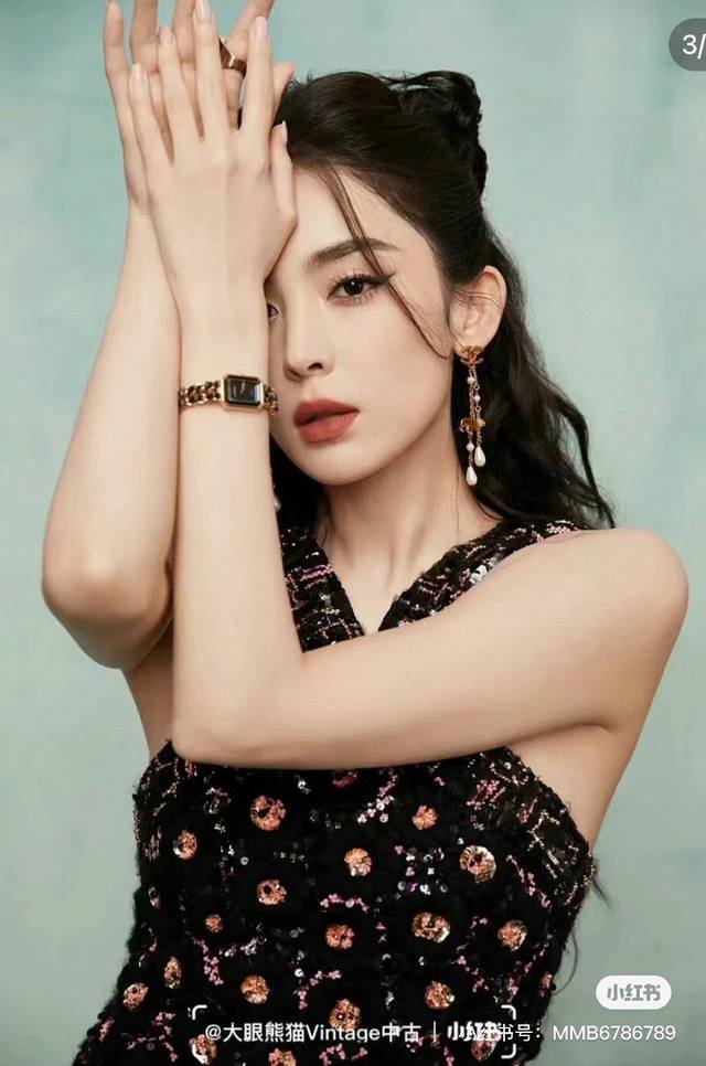 Chanel 香奈儿“黑方糖” Premiere系列 其灵感来源于N5香水的瓶盖与巴黎芳登广场的广角形轮廓直径20X26Mm！精钢与黑色皮革交织而成的链带显示出