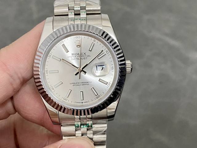 劳力士Rolex 单历 日志型系列 41Mm 直径41Mm 机芯搭载全自动机械机芯 圈口劳力士Ringcommand三角坑纹 光圈 镜面防刮蓝宝石玻璃镜面 材质