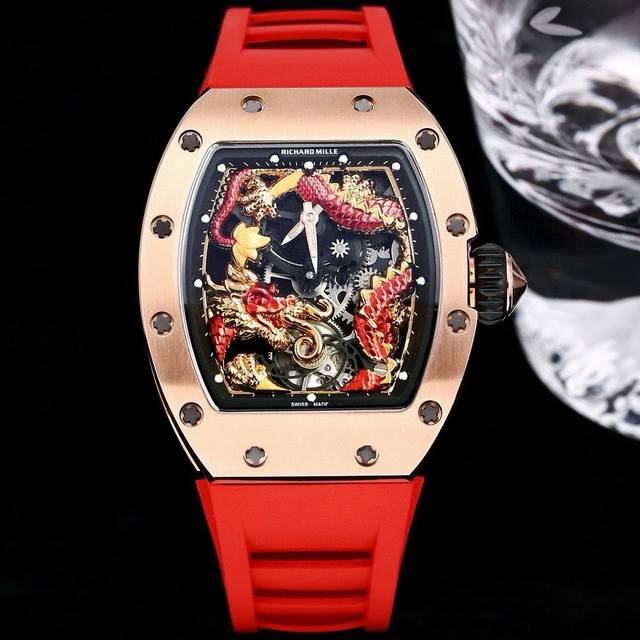 Richard Mille 理查米尔 Rm057 成龙盘龙陀飞轮腕表大胆运用全新性能的材质，延续奢华精致的时间艺术，将先进科技与精湛手工工艺完美融合，耗费无数个