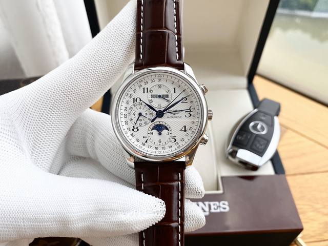 品牌:浪琴一Longines 热卖爆款 款式: 40Mm版 “名匠” 七针多功能 经典永不过时 市面上 唯一一家 采用 原装“自动陀”底盖可见，表壳做工与大厂工